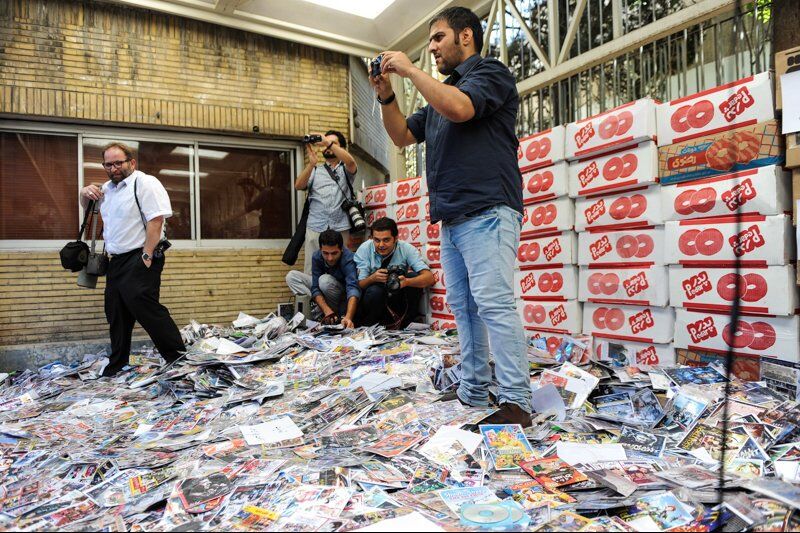 جولان قاچاقچیان فیلم در پیادهروهای شلوغ جولان قاچاقچیان فیلم در پیادهروهای شلوغ