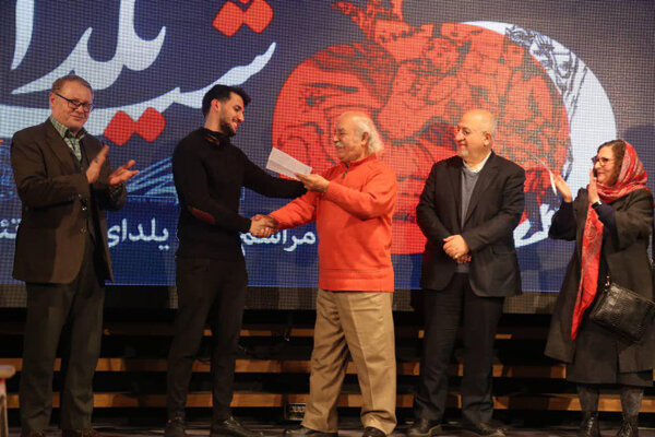 آزادی یک نوجوان زندانی در آئین شب یلدای خانه تئاتر آزادی یک نوجوان زندانی در آئین شب یلدای خانه تئاتر
