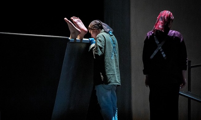 درباره نمایش «شیهیدن» به کارگردانی عباس جمالی / شیهه‌ای در متن آشفتگی