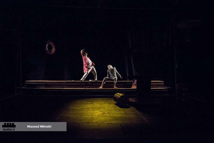 گزارش تصویری نمایش «وقتی ما برمیگردیم دوپای آویزان مانده است» کارگردان: ابراهیم پشت کوهی