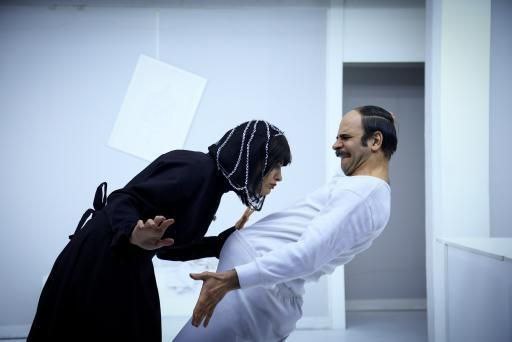 درباره نمایش «هیدن»؛ پنهان‌سازی‌های دراماتیک