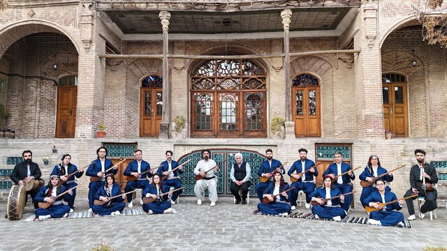 تنبورنوازان از «ساقی» نواختند