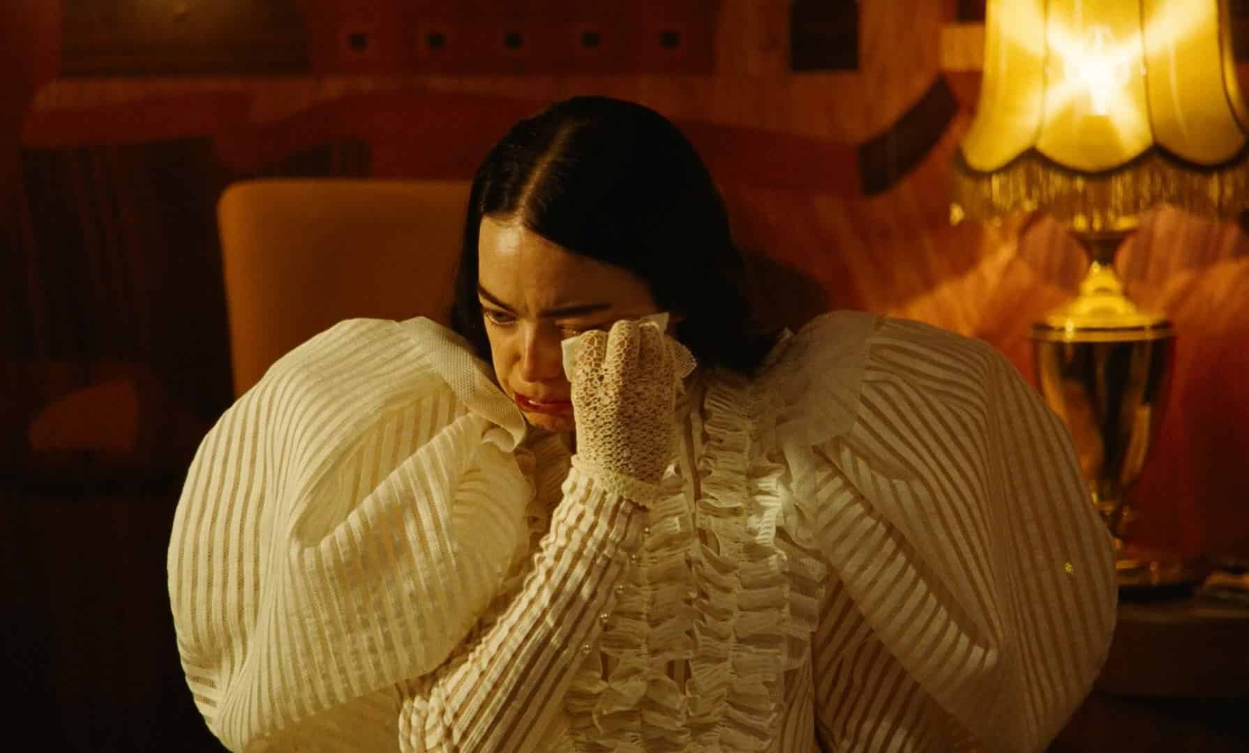 نقد و بررسی فیلم «بیچارگان» / یک آلیس در سرزمین عجایب معکوس 