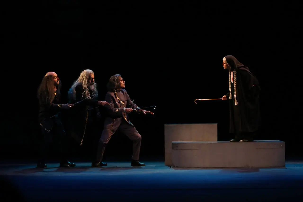 نگاهی به نمایش «ذرات آشوب» به کارگردانی ابراهیم پشت‌کوهی؛ پرسش‌های ترزپولوس و تئاتر زمانه ما