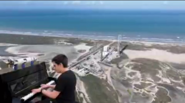 ویدیوی ایلان ماسک از یک نوازنده ایرانی؛ ترکیب استارشیپ و پیانو