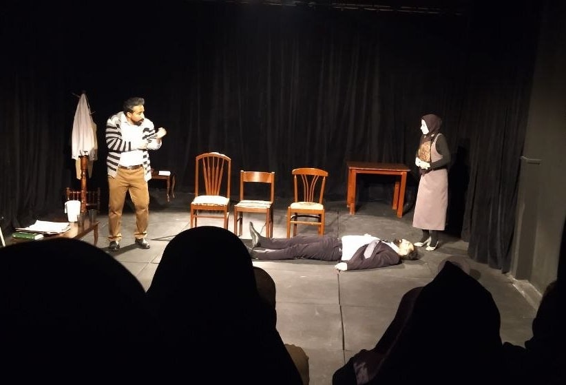 نمایش «مرگ یک کارمند» در پلاتوی جدید هشترود روی صحنه رفت نمایش «مرگ یک کارمند» در پلاتوی جدید هشترود روی صحنه رفت