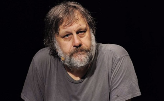 درباره فیلسوف و متفکری که فیلم‌های عامه پسند نگاه می‌کند