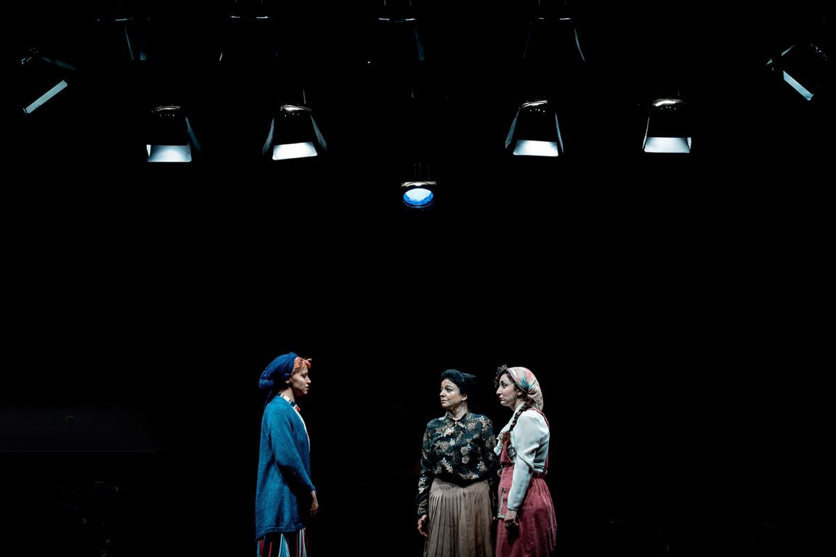 چرمشیر و تئاتر دیکانستراکشن تهران