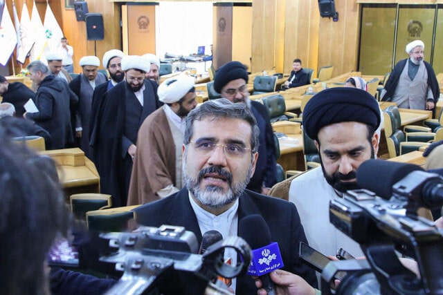 پاسخ وزیر ارشاد درباره ساخت فیلم بدون مجوز محمد رسول‌اف