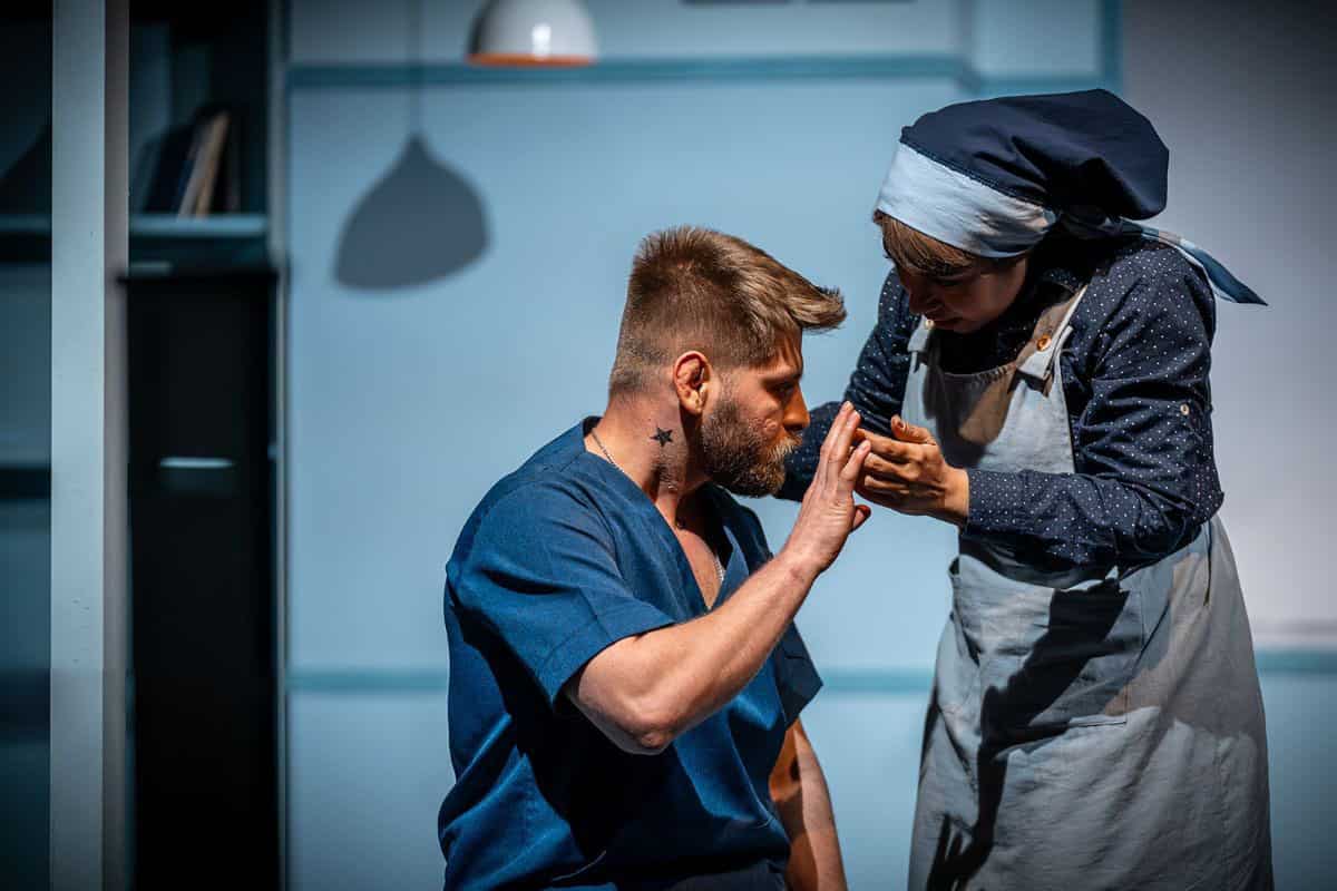 نگاهی کوتاه به دو نمایش «توقف اتانازی» و «کان لم یکن» بروکراسی در روایت‌های تئاتر