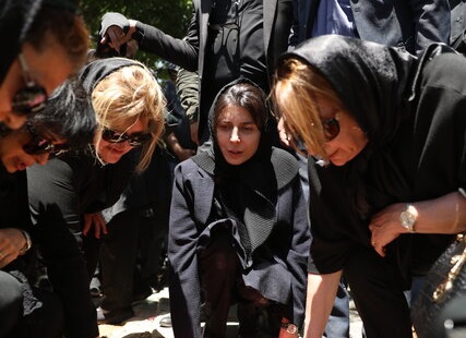 زری خوشکام در کنار علی حاتمی به خاک سپرده شد  زری خوشکام در کنار علی حاتمی به خاک سپرده شد