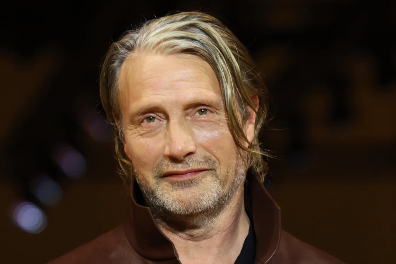 مدس میکلسن در نقش سرآشپز بند اعدام در «آخرین وعده‌ها» به کارگردانی رامین بحرانی