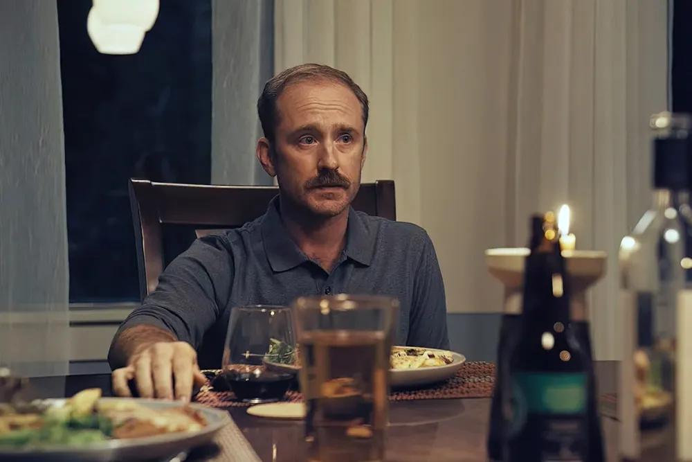 نقد فیلم Sharp Corner «گوشه تیز»: بررسی پرتره‌ای تلخ از مردی آرام که از درون فرو می‌پاشد