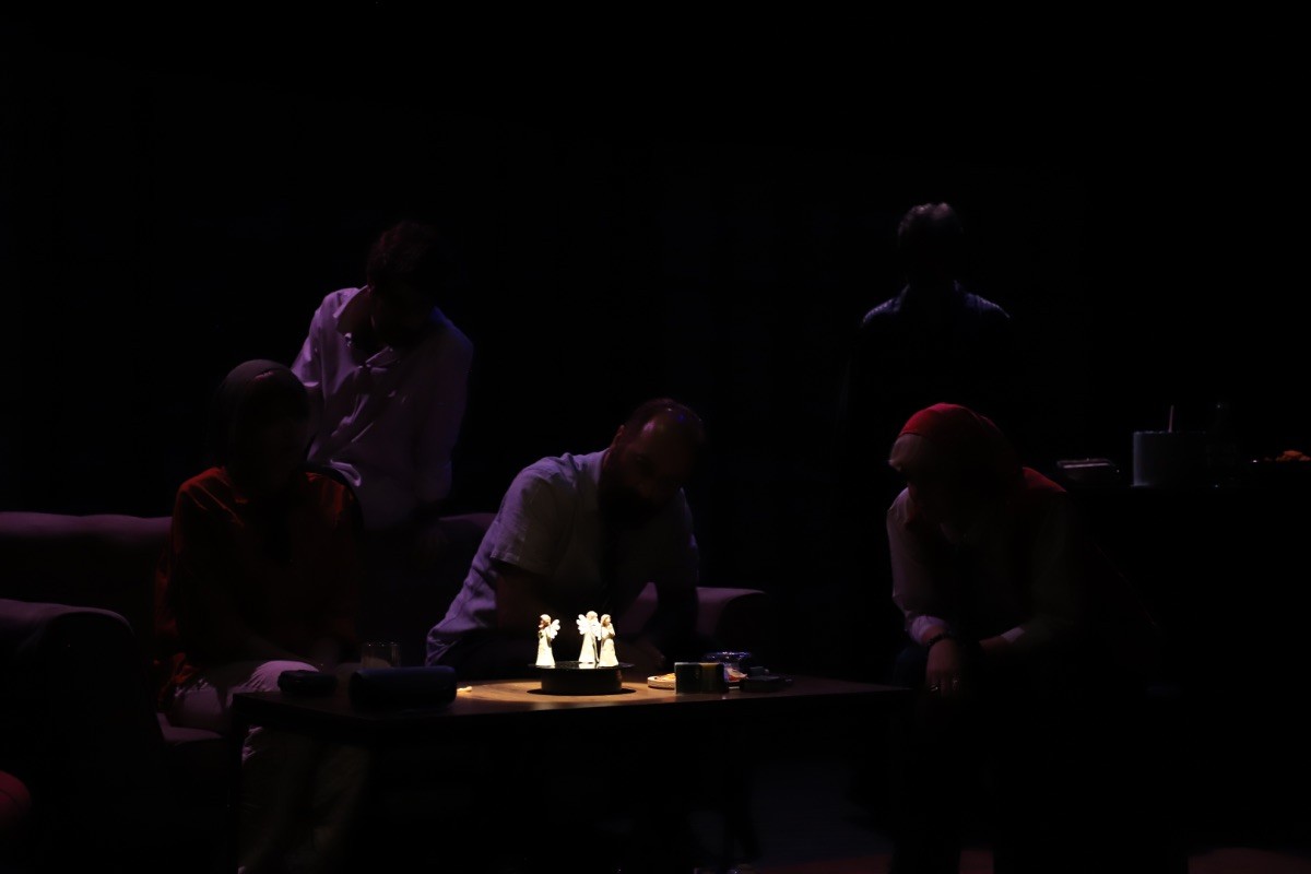 نگاهی به نمایش «خرگوش» به کارگردانی مهدی نصیری / جدالهای بیصدا و روایتی گیرا بر صحنه نگاهی به نمایش «خرگوش» به کارگردانی مهدی نصیری / جدالهای بیصدا و روایتی گیرا بر صحنه