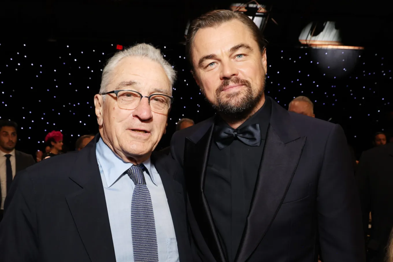 رابرت دنیرو نخل طلای افتخاری جشنواره کن را از لئوناردو دی‌کاپریو دریافت می‌کند