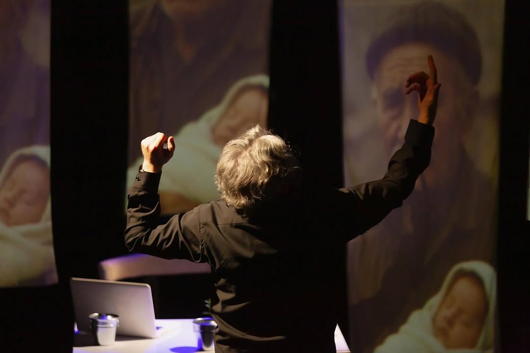 درباره نمایش «مِلت‌بلون» به کارگردانی مهرداد قیومی/ تئاتر پساکرونایی با ژست پیشاکرونایی در لبخند