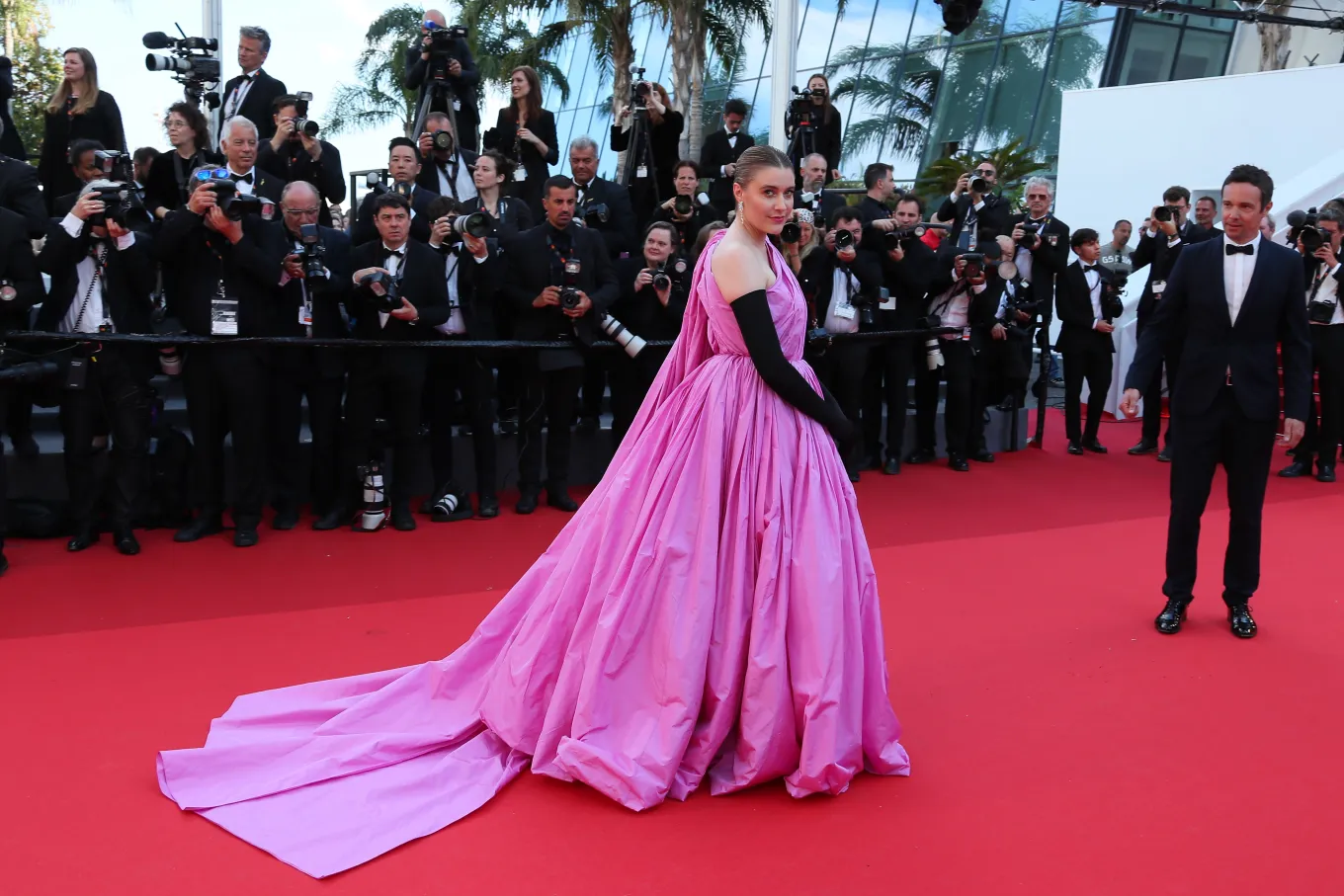 ممنوعیت برهنگی و لباس‌های حجیم در فرش قرمز جشنواره کن