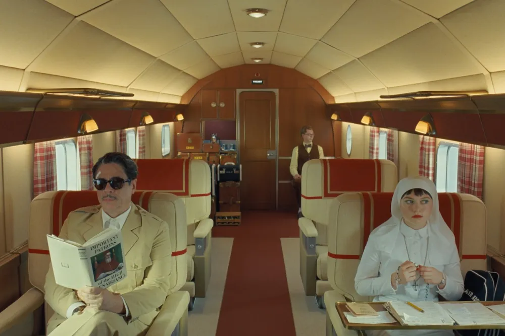 نقد فیلم «نقشه فنیقی»؛ وس اندرسن و بازاریابی در جهانی بی‌منطق