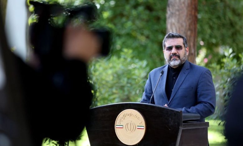 انتقاد نویسنده وابسته به جریان اصولگرا از وزیر ارشاد