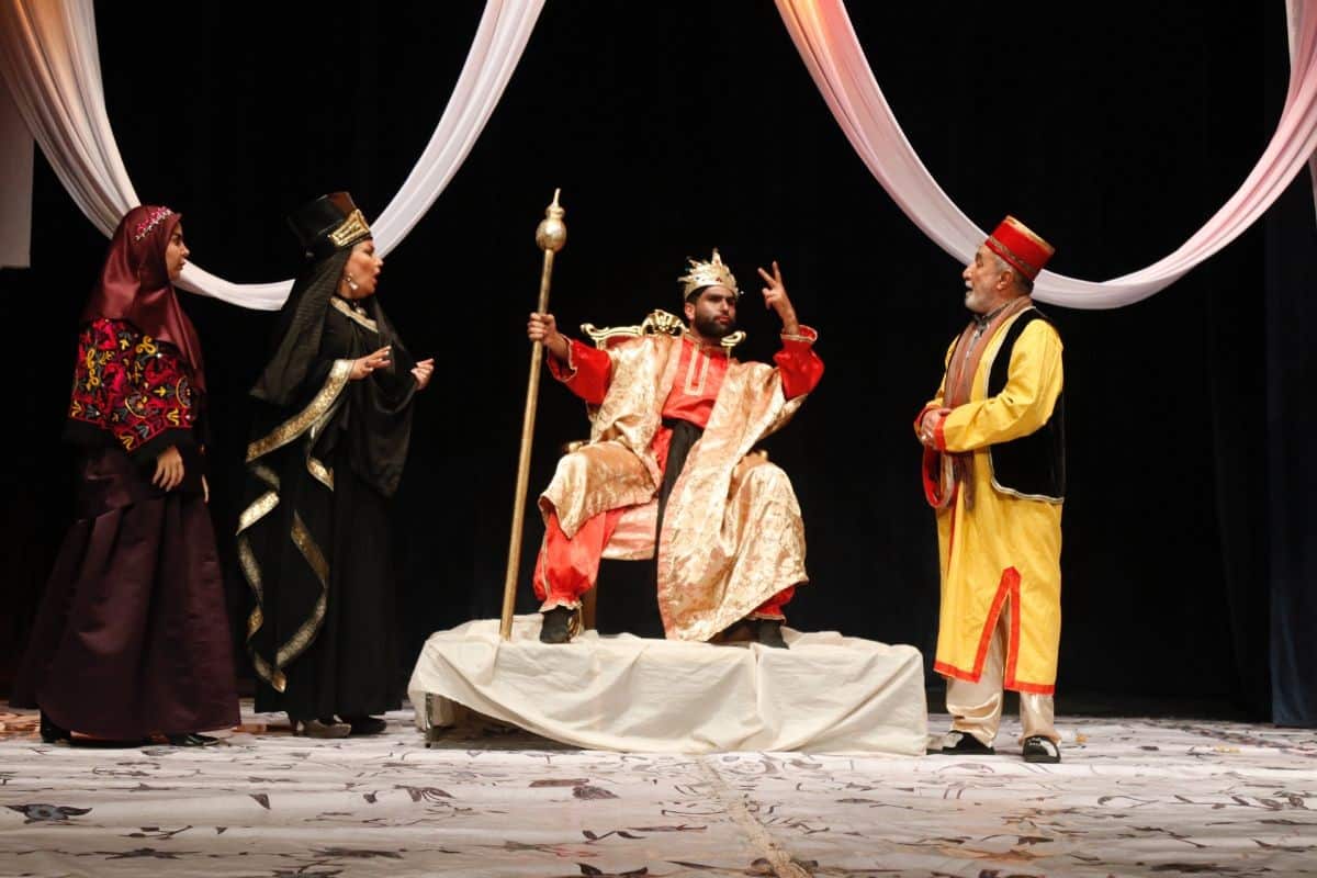 نقدی بر نمایش سلطان عمرا بمیرد؛ یک سیاه باز نوپا اما کاربلد