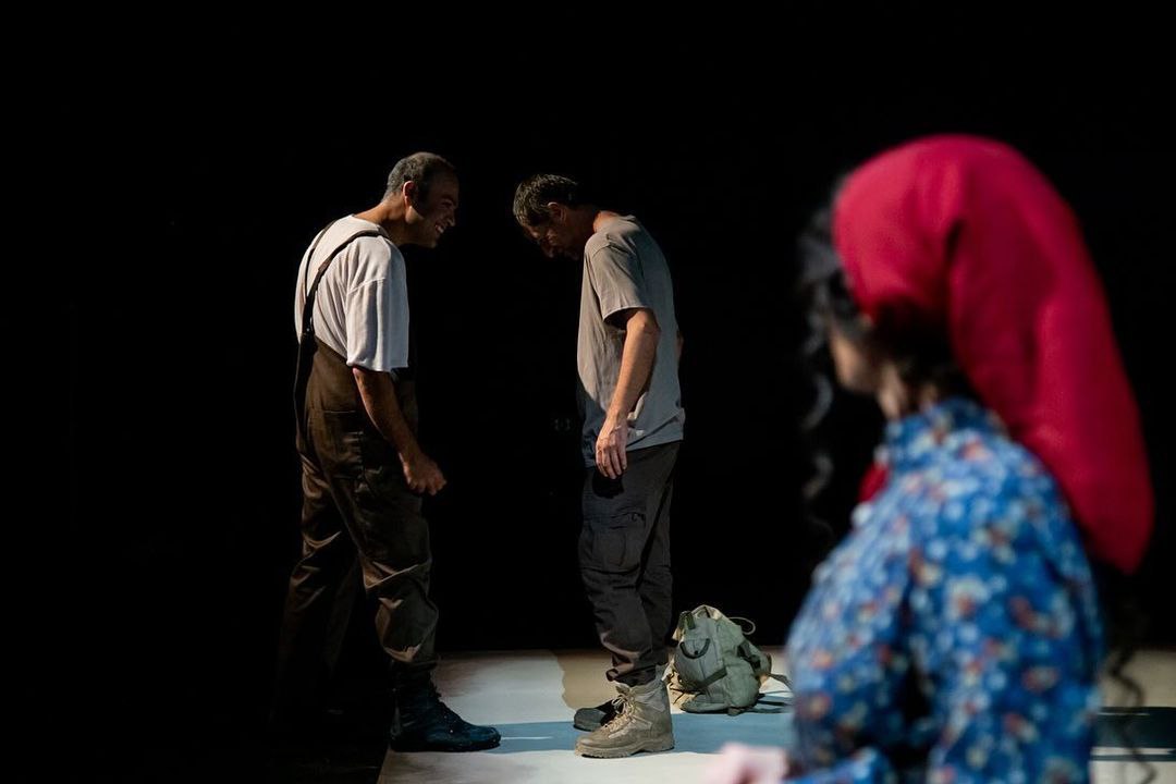 نگاهی به نمایش «گنجشک مفرغی» نوشته و کارگردانی شهرام کرمی؛ الفبای نفلگی