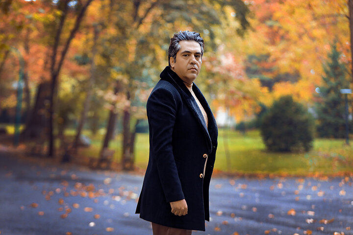 مانی رهنما در کنسرت‌نمایش «مرگ با طعم نسکافه»  