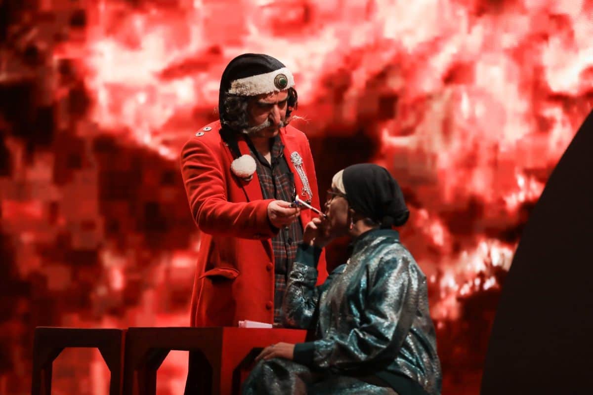 گفت‌و‌گو با سهراب حسینی، کارگردان نمایش «آنها دروغ می‌گویند» / سفری از کمدی به تراژدی