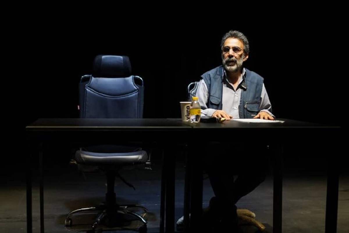 «یک صندلی خالی برای آتیلا پسیانی»؛ ادای دین چرم‌شیر به رفیق دیرین