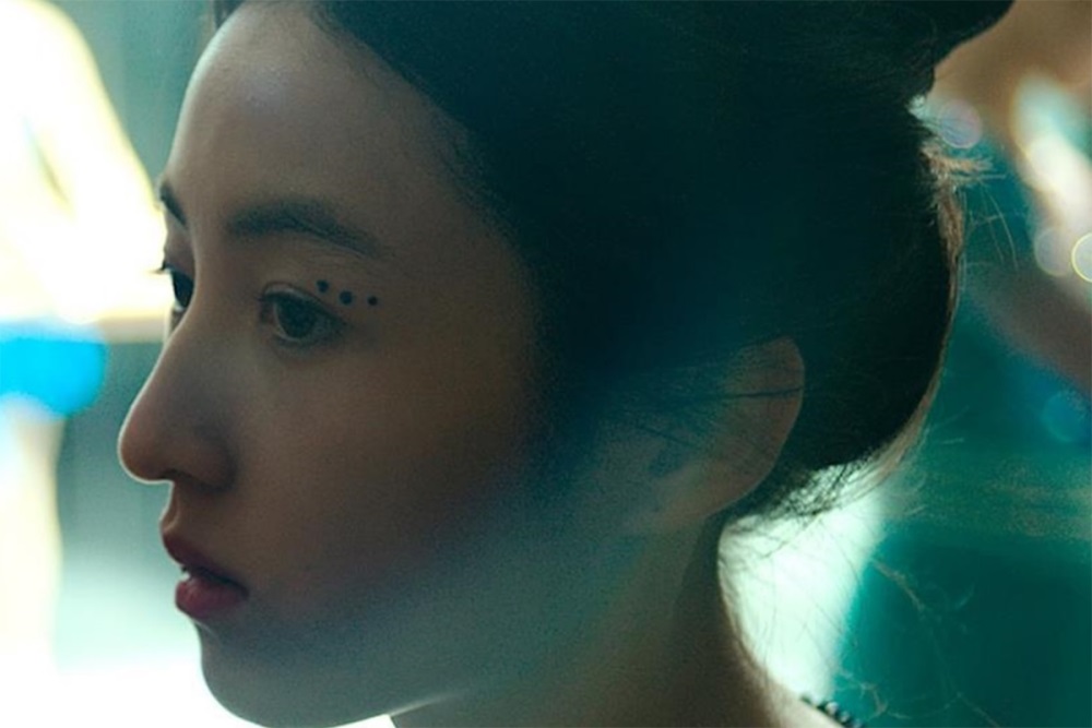 نقد فیلم «دختری بر لبه» | یخبندان رابطه‌ مادر و دختر در درام روان‌شناختی ژو جینگ‌هاو