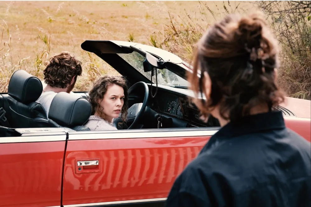 نفد فیلم «Miroirs No. 3»؛ شکست هویت در تابستانی داغ و مرموز از کریستیان پتزولد