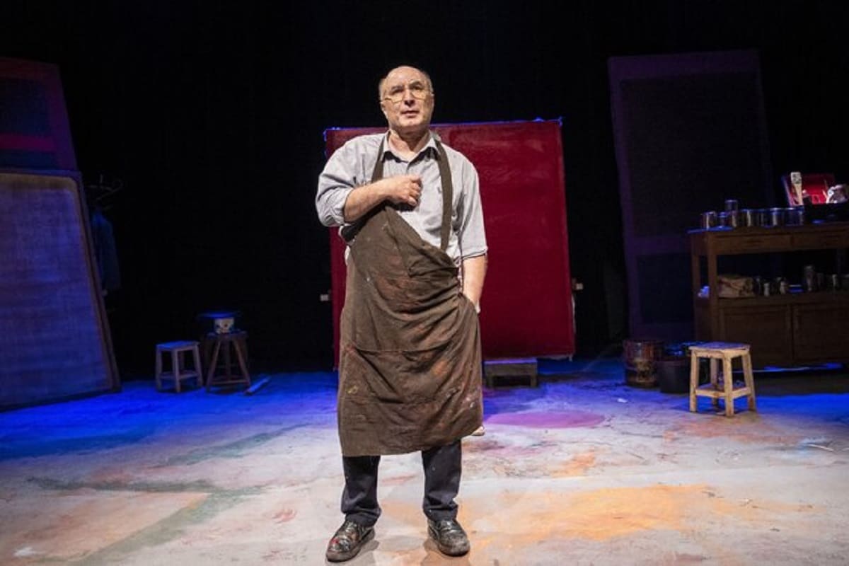 «قرمز» در تئاتر لبخند: مهرداد قیومی از «روتکو» و دوراهی‌های هنرمندان امروز می‌گوید