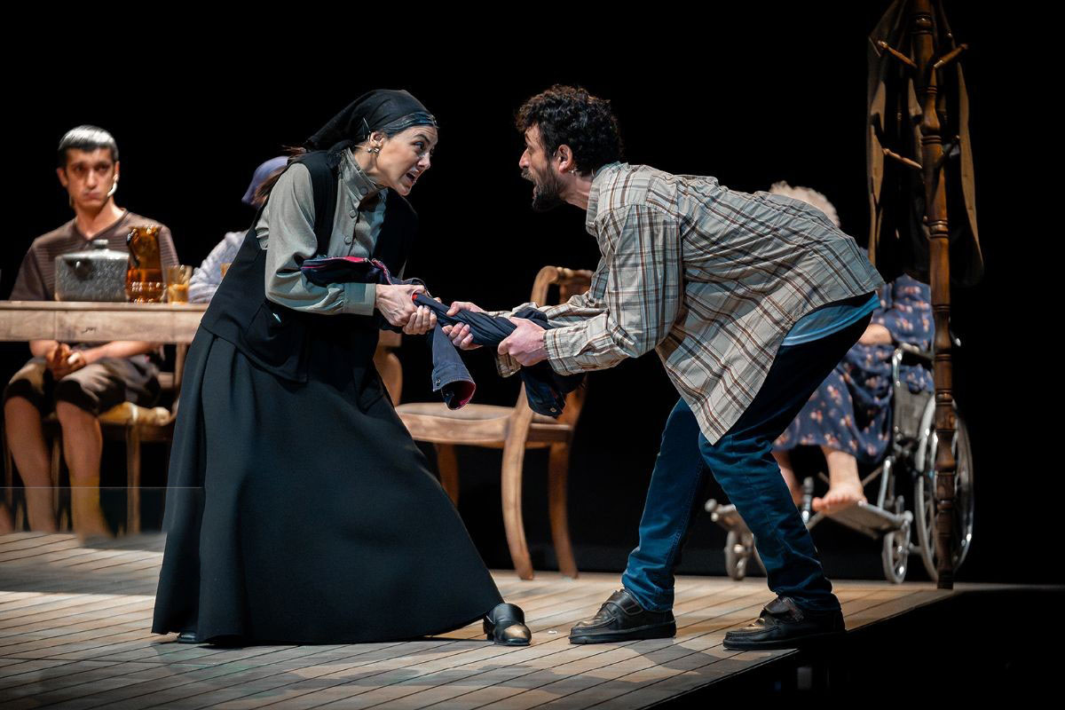 نقد نمایش عزادار؛ سوگ بدون رهایی در تئاتری از غیاب و جایگزینی