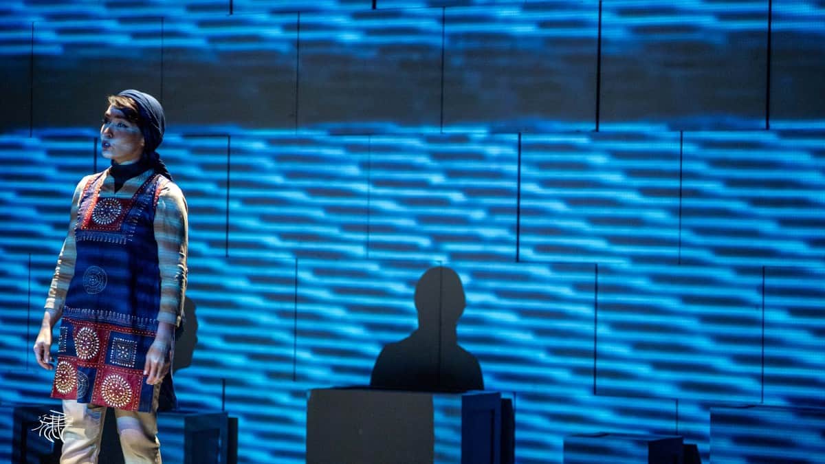 درباره نمایش «صداهایی ورای تاریکی»؛ سرکوب‌شدگانی که مشق دموکراسی و دادخواهی می‌کنند