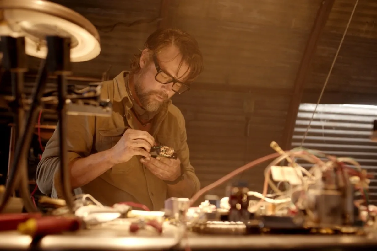 نقد فیلم Off the Grid | تلاش نافرجام برای ساختن یک رمبوی مدرن