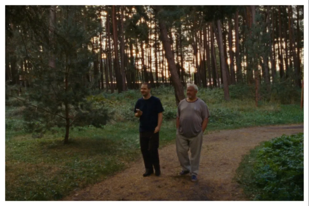 فیلم «مهمان» از وایتاوتاس کاتکوس در جشنواره کارلووی واری | بازگشت به خانه و هنر دشوار هیچ‌کاری نکردن