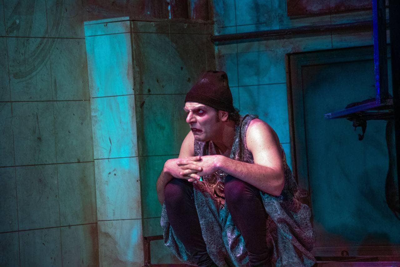 یادداشتی تحلیلی بر نمایش «بر زمین می‌زَنَدَش» از علی شمس | سوءقصدهایی به جان حقیقت 