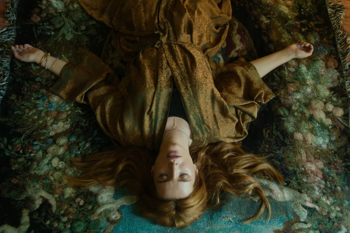 نقد فیلم Saint Clare | بلا تورن در نقش قاتلی مرموز در تریلری پرزرق‌وبرق اما سردرگم