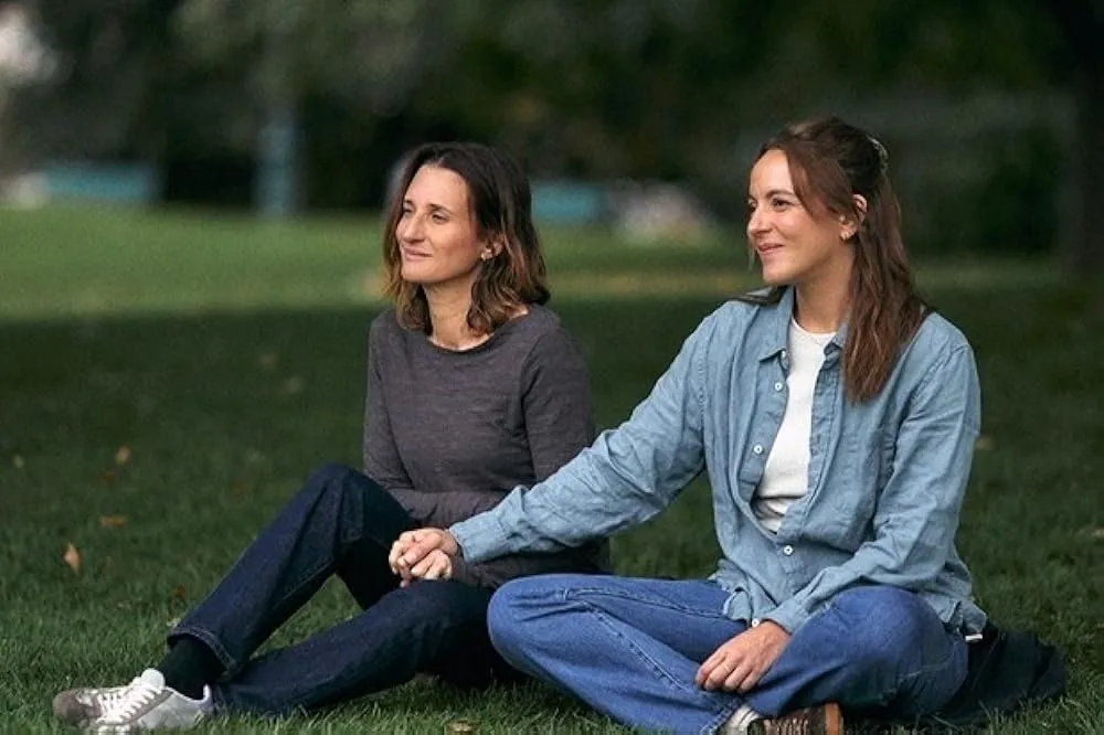 نقد فیلم «Out of Love» | وقتی مادر ناپدید می‌شود و خواهر بزرگ‌تر باید نقش والد را ایفا کند