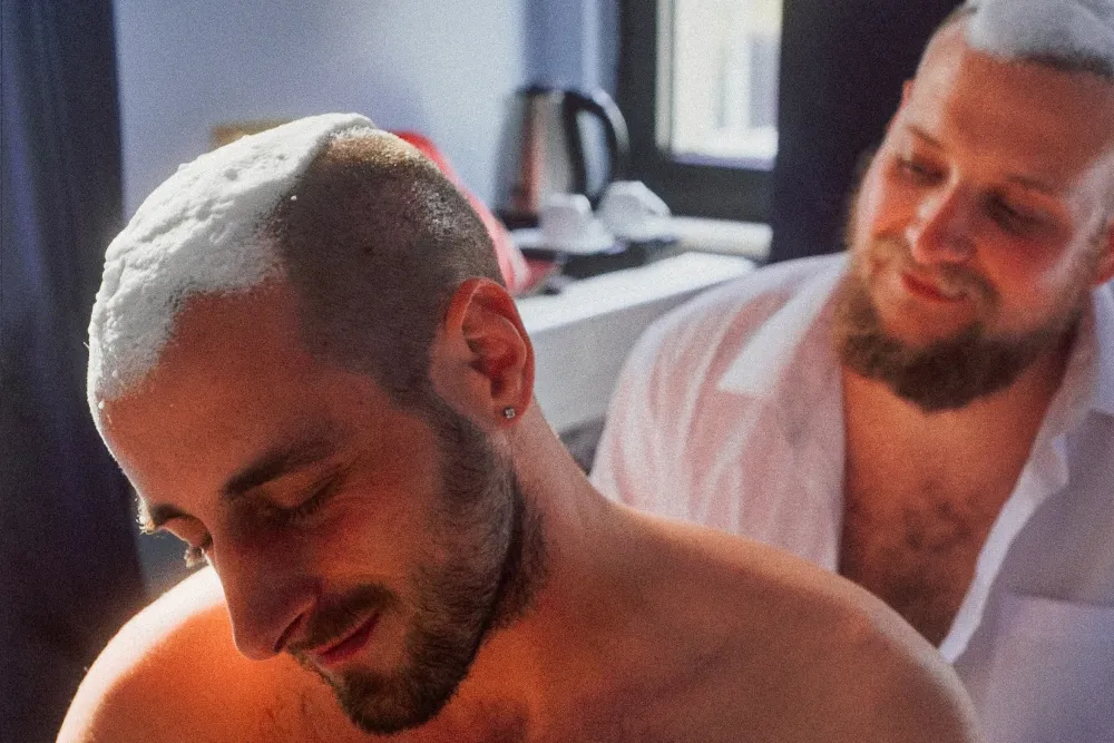 نقد فیلم Before/After | نگاهی صمیمی به پیوند مو و پیوند دل در یک درام بلژیکی متفاوت