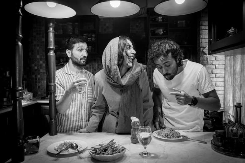 درباره نمایش «شکستن خط فرضی» به کارگردانی رسول کاهانی؛ مصائب اینجا و اکنونِ یک خانواده مدرن ایرانی