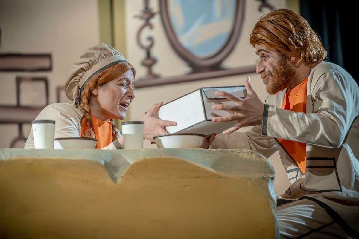 نگاهی به نمایش‌های «تاری» و «دموکراسی با طعم همبرگر»؛ اجراهایی در حال و هوای اقتباس و بازخوانی