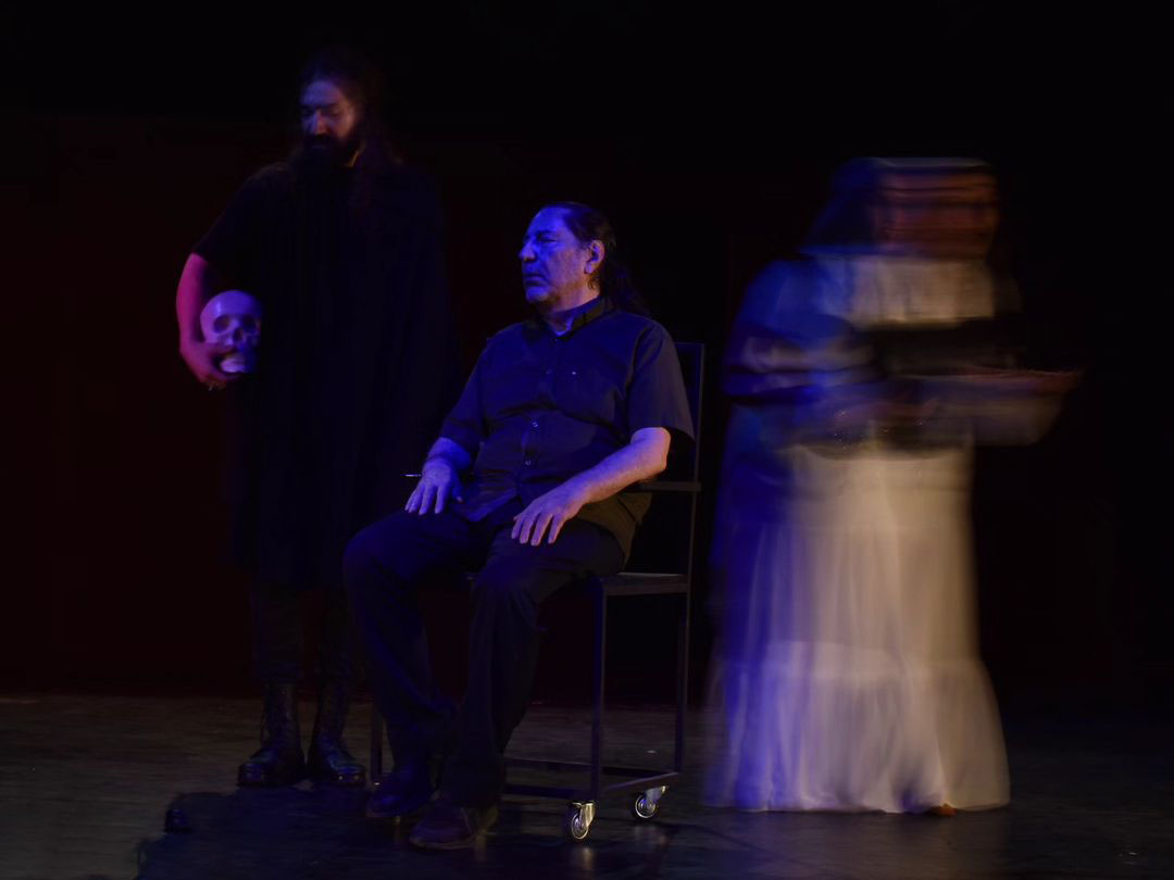 نقدی بر نمایش «در جستجوی بازیگر هملت» به کارگردانی مسعود دلخواه و نگاهی به امر معاصر در بوطیقای فرهنگی؛ هملت‌هایی که تبدیل به اشباح شدند