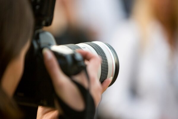 ۱۹ هنرمند زن جمله علی حاتمی را تصویر کردند