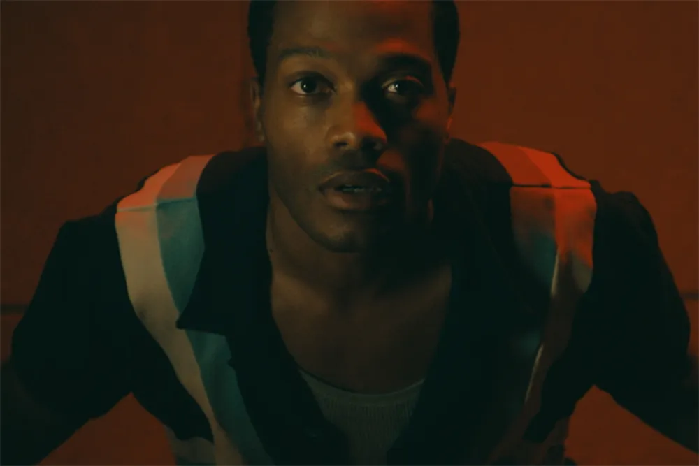 نقد فیلم «زمینی» (Terrestrial) | کمدی سیاه، تخیل دیوانه‌وار و دروغ‌هایی که به خون ختم می‌شوند