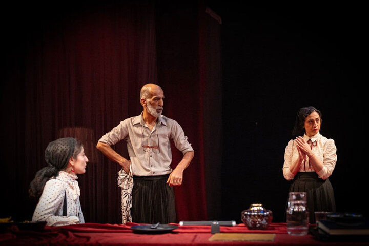 «قبیله‌ها»؛ روایتی از «نشنیدن» در خانواده و جامعه روی صحنه نوفل‌لوشاتو