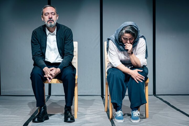 «روزهای بی‌باران»: روایتی از عشق و امنیت عاطفی؛ نقدی بر چالش‌های تئاتر خصوصی و دولتی