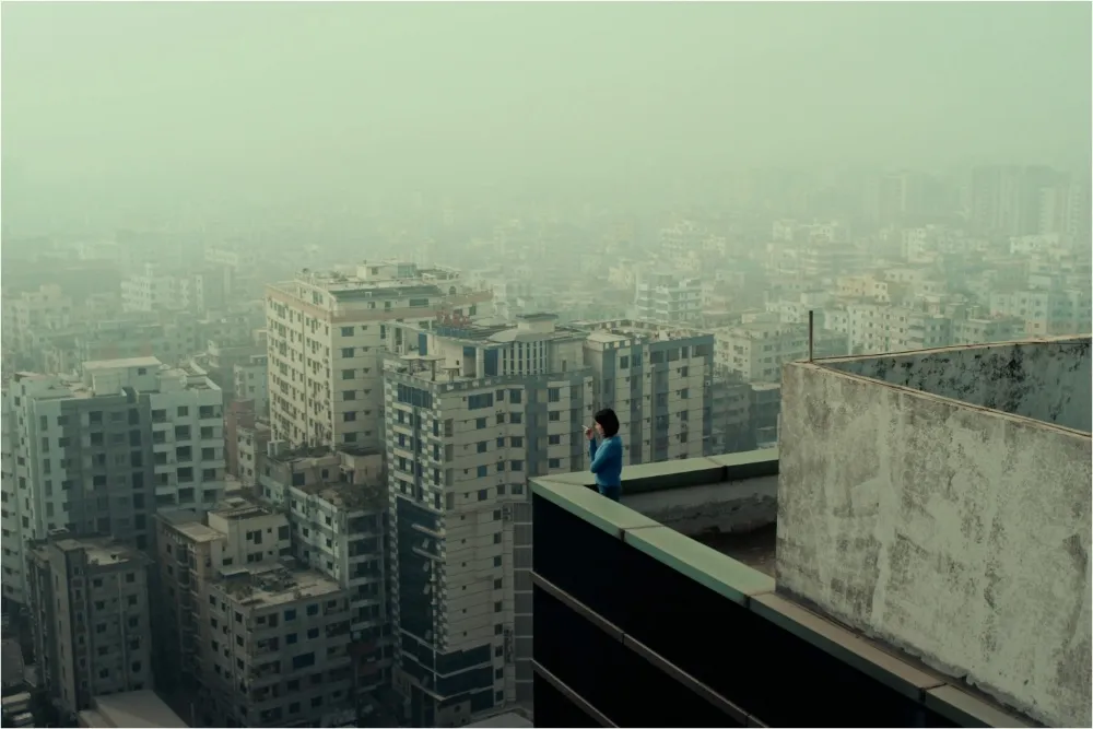 نقد فیلم Sand City | پرتره‌ای آرام از تنهایی در دود و شنِ داکا