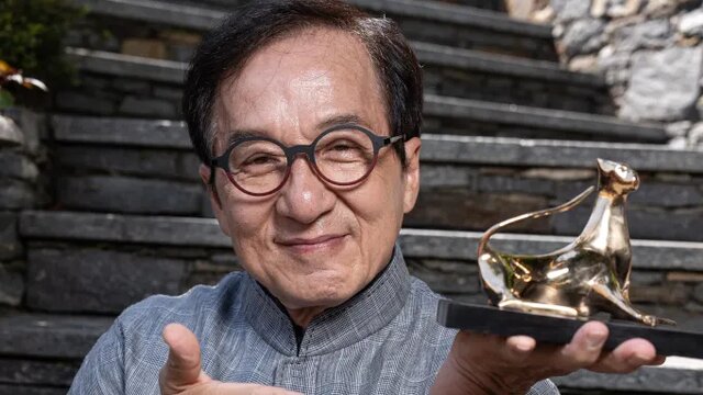 جکی چان، ستاره سینمای رزمی، جایزه افتخاری جشنواره لوکارنو را دریافت کرد