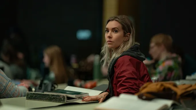 نقد فیلم Night Always Comes | ونسا کربی در یک شب پرتنش و تاریک