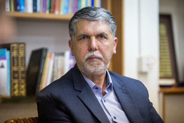 عباس صالحی با ویترین وزارتخانه‌اش چه می‌کند؟